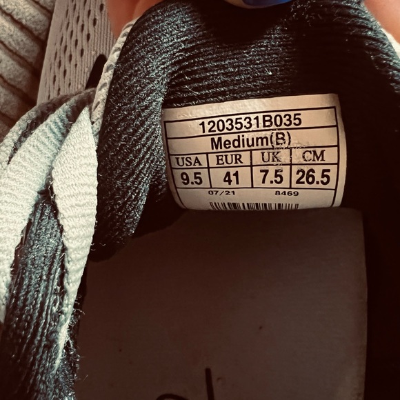 BROOKS ADRENALINE GTS 22 women's sports shoe size 9.5 good condition, - Picture 9 of 9